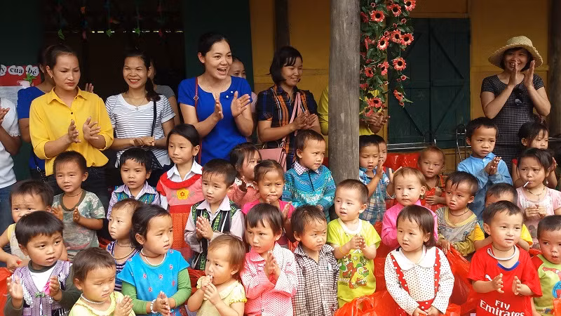 Cô Phạm Thị Châm (áo xanh) và các em học sinh điểm trường Tả Liềng trường Mầm non Cốc Mỳ số 2 huyện Bát Xát Lào Cai. Ảnh: Anh Tuấn.