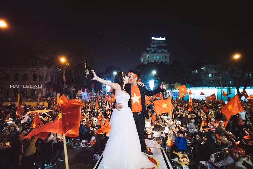 Cực độc cặp đôi Hà Nội chụp ảnh cưới cùng lúc U23 Việt Nam chiến thắng ảnh 8