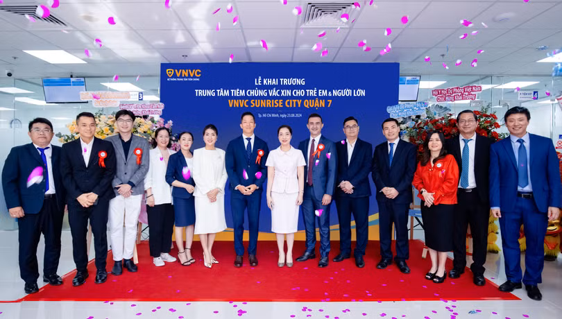 Đại diện lãnh đạo các hãng vắc xin và dược phẩm hàng đầu thế giới như MSD, Sanofi, Pfizer, Abbott, Takeda, GSK... và các đối tác chiến lược của VNVC có mặt chúc mừng sự kiện khai trương VNVC Sunrise City Quận 7.png