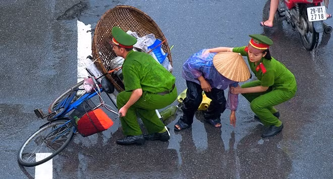 Chiến sĩ công an giúp đỡ người dân