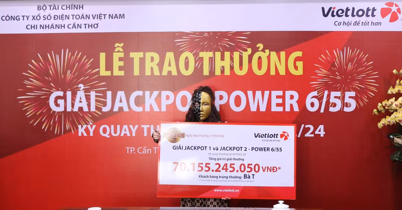 Chị T. trong lễ trao thưởng. Ảnh: Vietlott