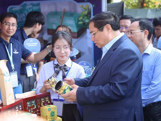 Thủ tướng Phạm Minh Chính trao đổi với 1 bạn sinh viên tại Ngày hội Khởi nghiệp Quốc gia của học sinh, sinh viên.