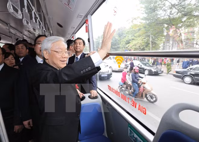 Tổng Bí thư đi xe buýt, bách bộ quanh hồ Gươm sáng mùng Một Tết ảnh 7
