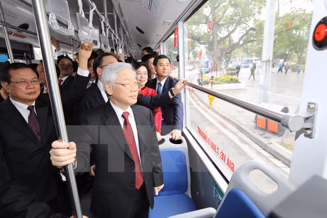 Tổng Bí thư đi xe buýt, bách bộ quanh hồ Gươm sáng mùng Một Tết ảnh 10