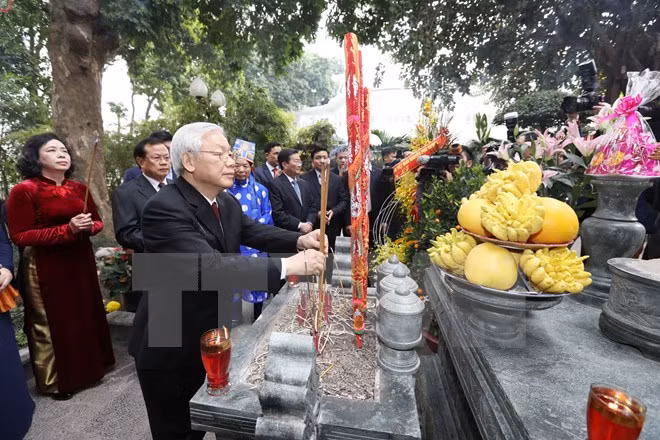 Tổng Bí thư đi xe buýt, bách bộ quanh hồ Gươm sáng mùng Một Tết ảnh 4
