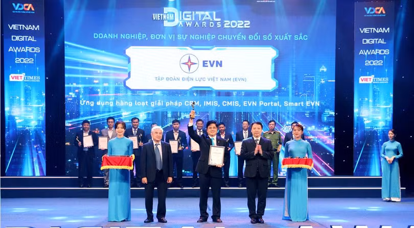 Ông Võ Quang Lâm - Phó Tổng giám đốc EVN đại diện tập đoàn đón nhận giải thưởng