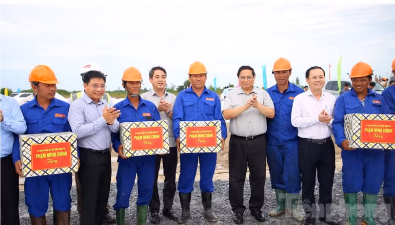 Thủ tướng Phạm Minh Chính, Bộ trưởng Bộ GTVT Nguyễn Văn Thắng cùng các lãnh đạo bộ ban ngành khảo sát thực tế tại Dự án cao tốc Châu Đốc – Cần Thơ – Sóc Trăng
