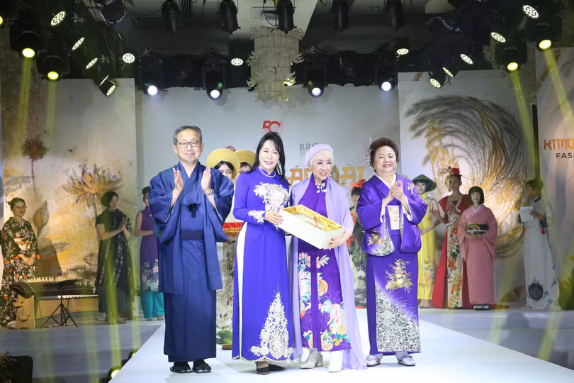 Từ trái qua phải: Ngài Yamada Takio, Đại sứ đặc mệnh toàn quyền Nhật Bản tại Việt Nam; bà Mori Masako, Cố vấn đặc biệt của Thủ tướng Nhật Bản; bà Kobayashi Eiko, nhà thiết kế và nhà sáng lập của Be-Japon; bà Nguyễn Thị Nga, Chủ tịch Tập đoàn BRG.