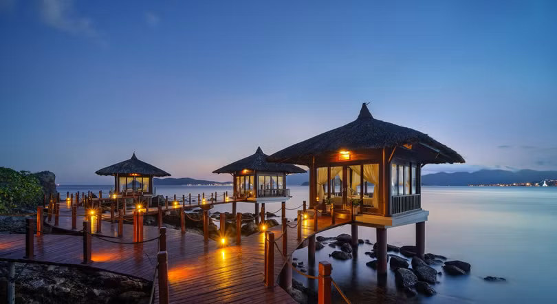 Sức hút của các khu phức hợp nghỉ dưỡng và vui chơi giải trí Vinpearl Nha Trang không chỉ đến từ các phòng nghỉ, biệt thự view biển sang trọng mà còn nhờ các trải nghiệm độc đáo. Các chòi Vincharm Spa được thiết kế ngay trên mặt nước biển mang tới cho du khách cảm giác thư giãn tuyệt đối giữa rì rào sóng nước.