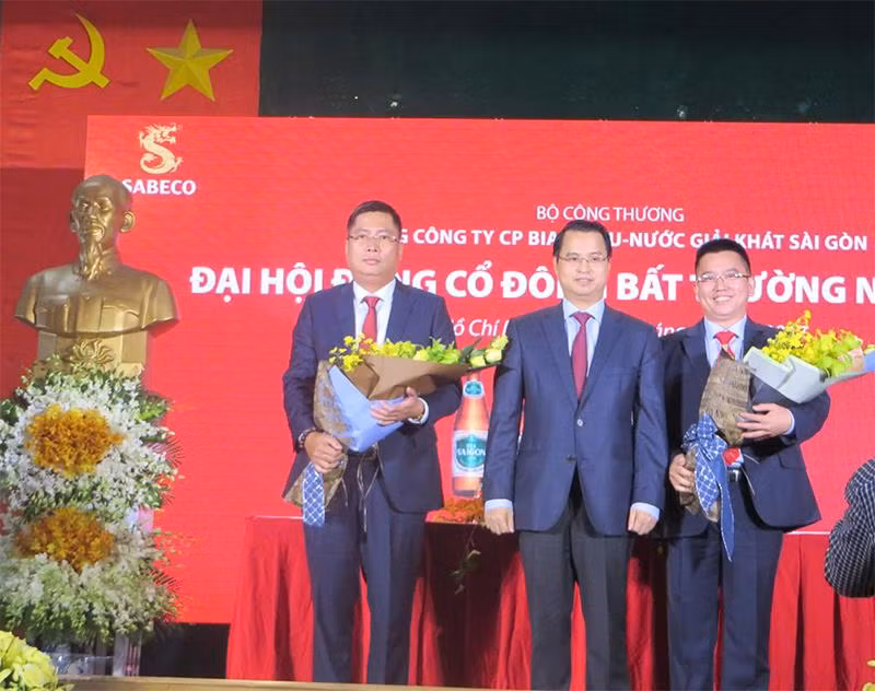 Ông Nguyễn Thành Nam - Tân Tổng Giám đốc Sabeco (người đứng ngoài cùng bên trái) - Nguồn: Internet