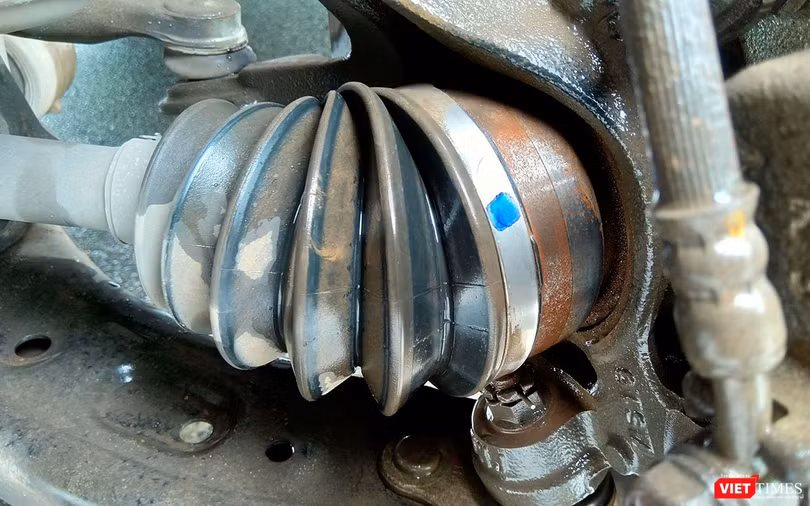 Khu vực bị gỉ sét nằm ở khớp nối cao su trục láp với hệ thống bánh xe Khu vực bị gỉ sét nằm ở khớp nối cao su trục láp với hệ thống bánh xe