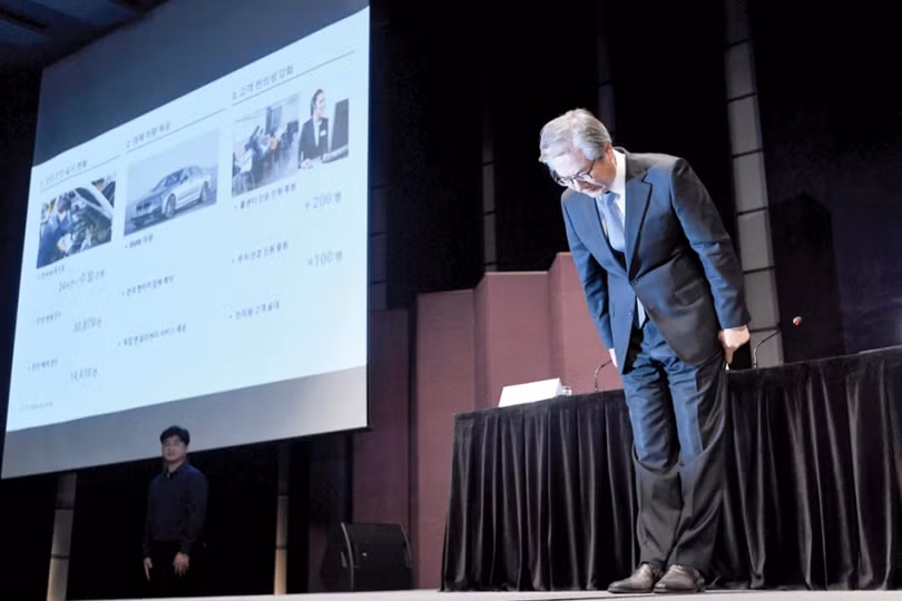 Ông Kim Hyo-Joon - Chủ tịch BMW Hàn Quốc đã xin lỗi các khách hàng trong một cuộc họp báo tại một khách sạn ở thủ đô Seoul vào ngày 6/8 vừa qua (Ảnh: AFP) Ông Kim Hyo-Joon - Chủ tịch BMW Hàn Quốc đã xin lỗi các khách hàng trong một cuộc họp báo tại một khách sạn ở thủ đô Seoul vào ngày 6/8 vừa qua (Ảnh: AFP)