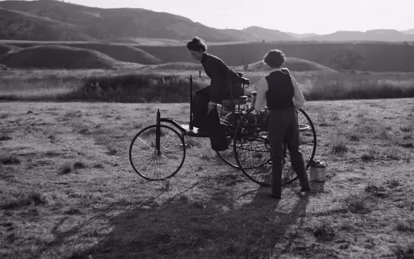 Bertha Benz và 2 người con trai đã thực hiện chuyến đi mà chồng của cô (Karl Benz) không hề biết. (Ảnh từ video) Bertha Benz và 2 người con trai đã thực hiện chuyến đi mà chồng của cô (Karl Benz) không hề biết. (Ảnh từ video)