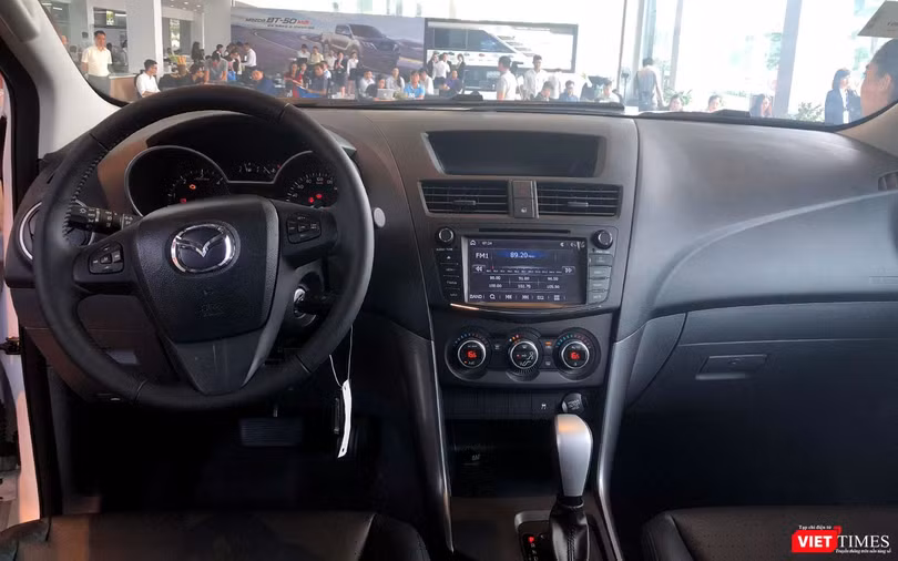 Tại Việt Nam, Mazda BT-50 2018 lần đầu tiên được trang bị màn hình DVD trung tâm và camera lùi trên gương chiếu hậu Tại Việt Nam, Mazda BT-50 2018 lần đầu tiên được trang bị màn hình DVD trung tâm và camera lùi trên gương chiếu hậu