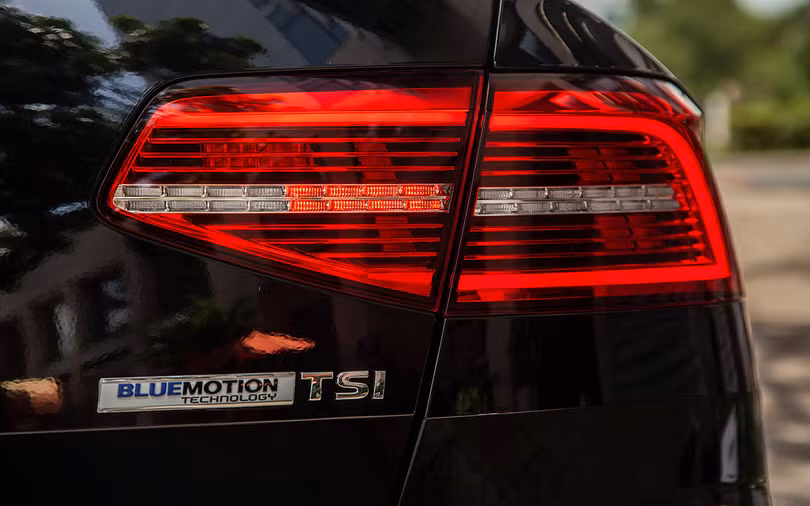 Đèn hậu LED và huy hiệu BlueMotion TSI. Đèn hậu LED và huy hiệu BlueMotion TSI.