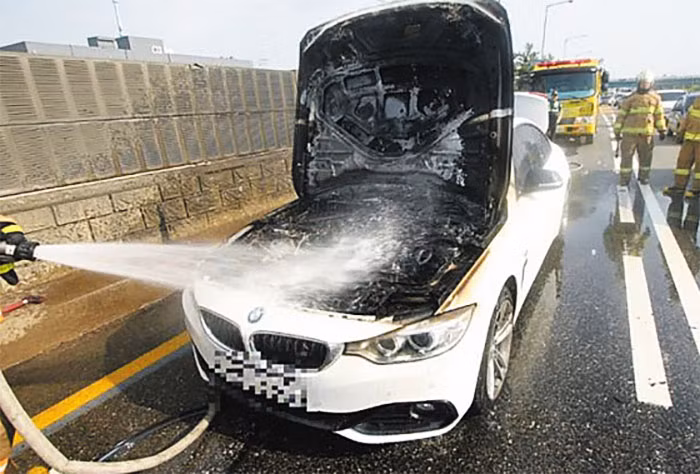 Lính cứu họa phun nước vào chiếc BMW 420d bỗng dưng bốc cháy khi chạy trên đường cao tốc tại Incheon, Hàn Quốc. (Ảnh:Chosun) Lính cứu họa phun nước vào chiếc BMW 420d bỗng dưng bốc cháy khi chạy trên đường cao tốc tại Incheon, Hàn Quốc. (Ảnh:Chosun)