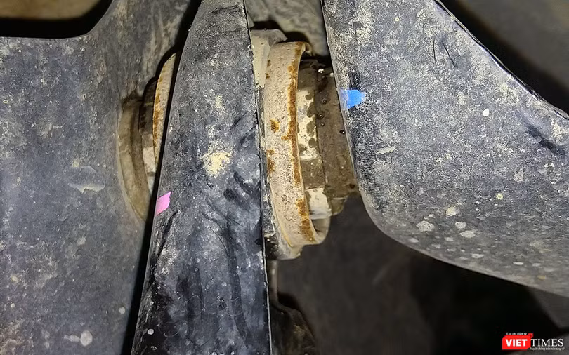 Một chi tiết khác cũng bị gỉ sét nằm ở khu vực thanh giằng với khung gầm của xe Một chi tiết khác cũng bị gỉ sét nằm ở khu vực thanh giằng với khung gầm của xe