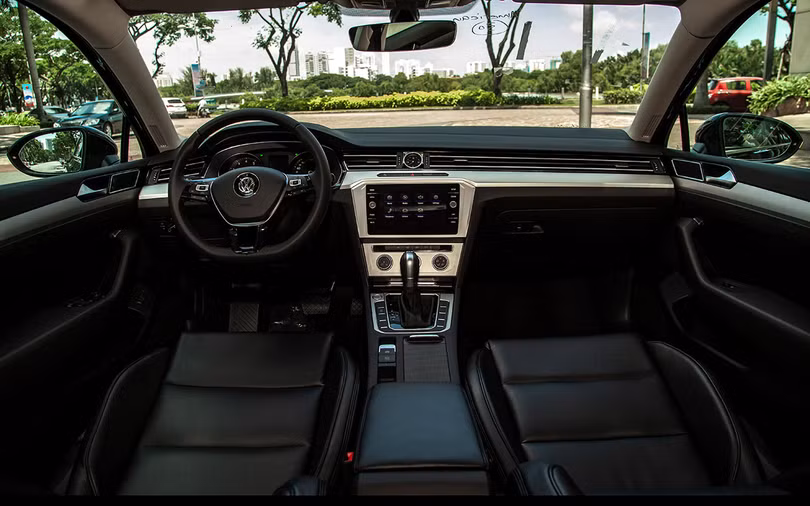 Nội thất của VW Passat BlueMotion Comfort 2018 được thiết kế rộng rãi bề thế. Nội thất của VW Passat BlueMotion Comfort 2018 được thiết kế rộng rãi bề thế.