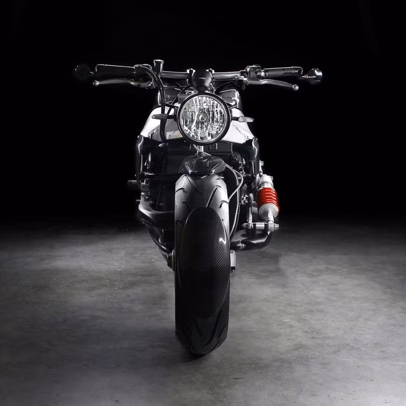 Một số nâng cấp khác của sản phẩm độ độc đáo này gồm bộ phanh Brembo và một số chi tiết sử dụng sản phẩm của Rizoma. Tay lái được thiết kế dạng thanh thẳng, gắn gương chiếu hậu.