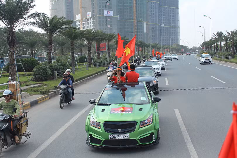 Đoàn diễu hành dẫn đầu bởi những chiếc xe Cruze đã được chủ xe độ theo phong cách riêng đầy cá tính
