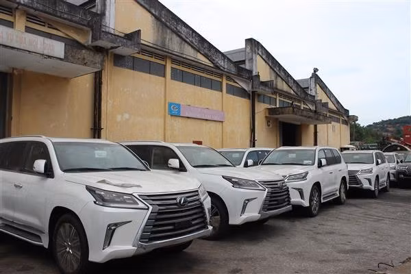 Một lô xe Lexus được nhập về tại Cảng Đà Nẵng