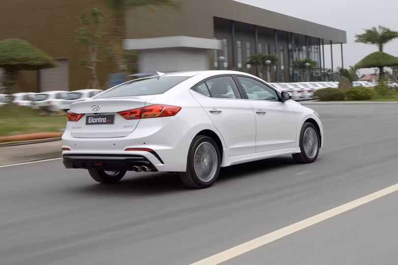 Hệ thống treo sau được thay đổi để mang lại cảm giác lái thể thao hơn cho Elantra Sport