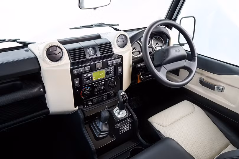 Kỷ niệm 70 năm, Land Rover ra mắt Defender Works V8 bản đặc biệt ảnh 3