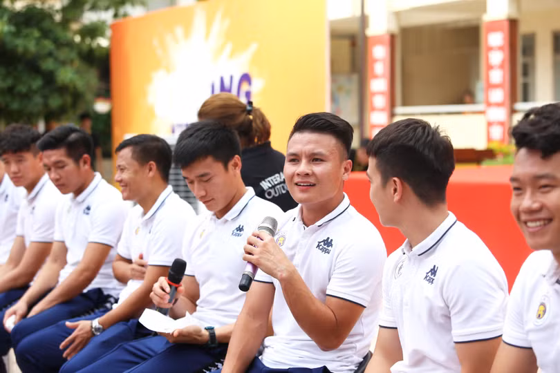 Quang Hải vui vẻ bước vào cùng các em học sinh
