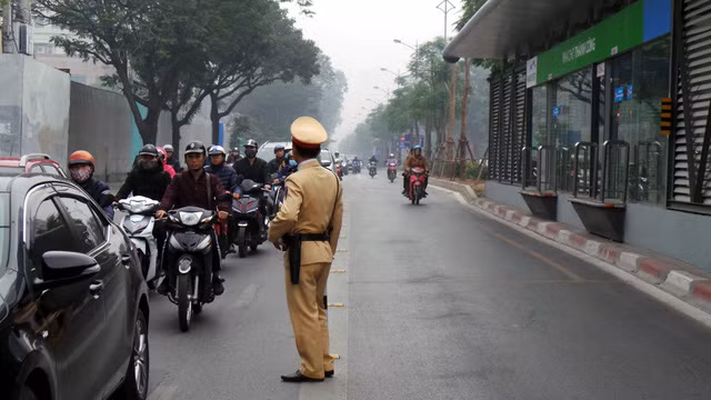 Từ 15/2, lực lượng CSGT Hà Nội bắt đầu thực hiện kế hoạch tăng cường kiểm tra, xử lý hành vi đi không đúng phần đường, làn đường quy định; các phương tiện tham gia giao thông đi vào làn đường dành riêng cho xe buýt nhanh (BRT).