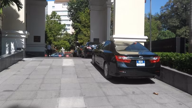 Thứ trưởng cười tươi đi taxi, lãnh đạo tỉnh thích 'đặc thù xe công'