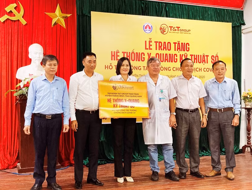 Ông Nguyễn Anh Tuấn, Phó Tổng Giám đốc Tập đoàn T&T Group (thứ 2 từ trái sang) trao tặng hệ thống X-Quang kỹ thuật số trị giá 2 tỷ đồng cho Trung tâm y tế huyện Thăng Bình, Quảng Nam. Ông Nguyễn Anh Tuấn, Phó Tổng Giám đốc Tập đoàn T&T Group (thứ 2 từ trái sang) trao tặng hệ thống X-Quang kỹ thuật số trị giá 2 tỷ đồng cho Trung tâm y tế huyện Thăng Bình