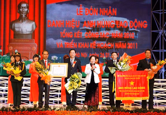 Trịnh Xuân Thanh nhận bằng khen "Anh hùng lao động" 