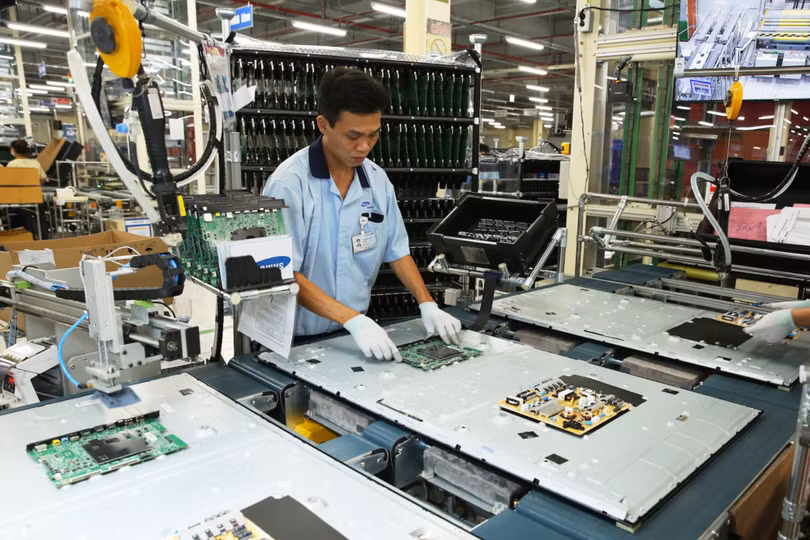 Trong công đoạn lắp ráp sẽ có một khâu kiểm tra lại các lỗi của sản phẩm trước khi đóng gói.