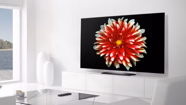 55EG9A7T với màu đen sâu thẳm và thiết kế siêu mỏng tinh tế nhờ công nghệ OLED mới, vượt trội so với công nghệ LCD