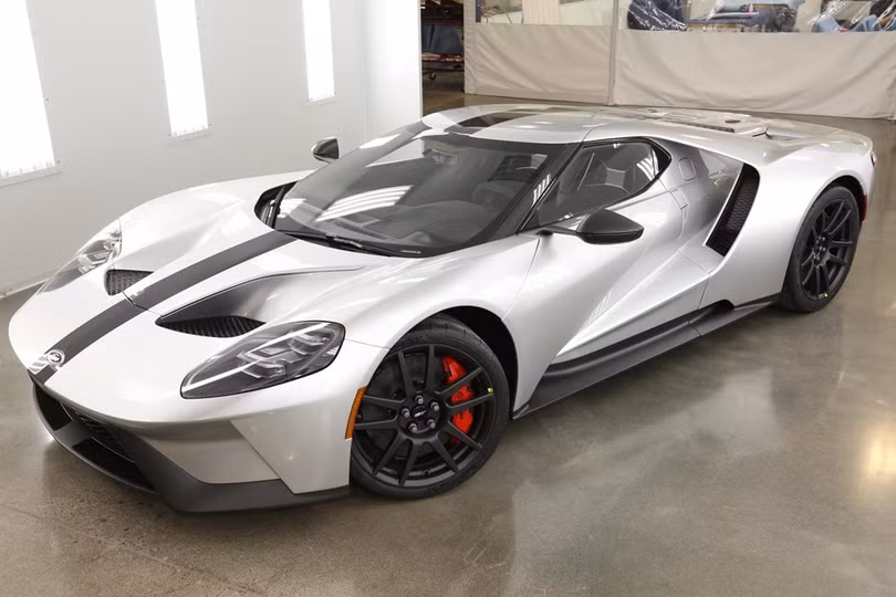 Ford sẽ chính thức giới thiệu phiên bản GT đặc biệt tại triển lãm Daytona 500 diễn ra cuối tuần này mang tên Ford GT Competition Series. Về cơ bản, Ford GT Competition Series được chế tạo bằng chất liệu nhẹ và đắt tiền hơn so với GT tiêu chuẩn. 
