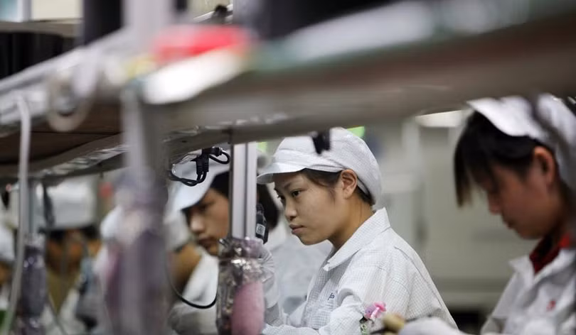 Công nhân làm trong nhà máy Foxconn, đối tác sản xuất iPhone của Apple 