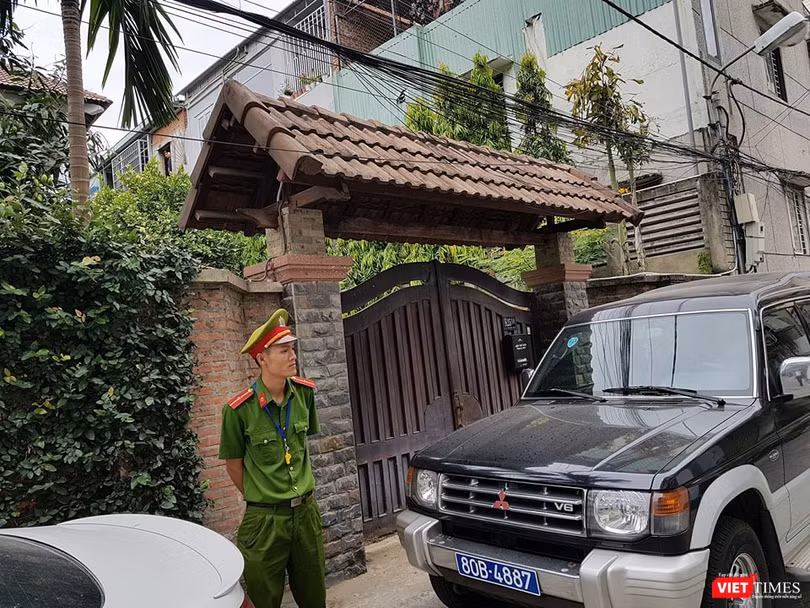Công an mặc sắc phục, đi xe biển xanh đã có mặt trước nhà ông Trần Văn Minh sáng 18/4