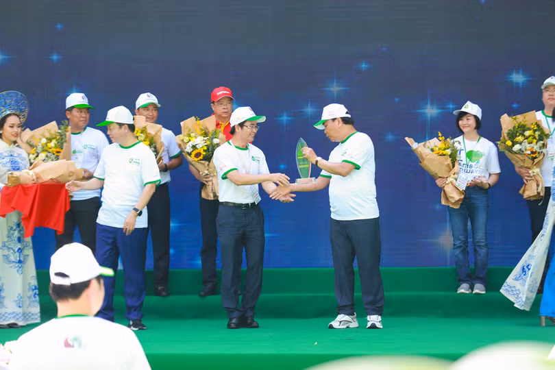 Thủ Tướng Chính Phủ Nguyễn Xuân Phúc trao kỷ niệm chương cho đại diện Tập đoàn BRG – một trong các đại sứ của chương trình
