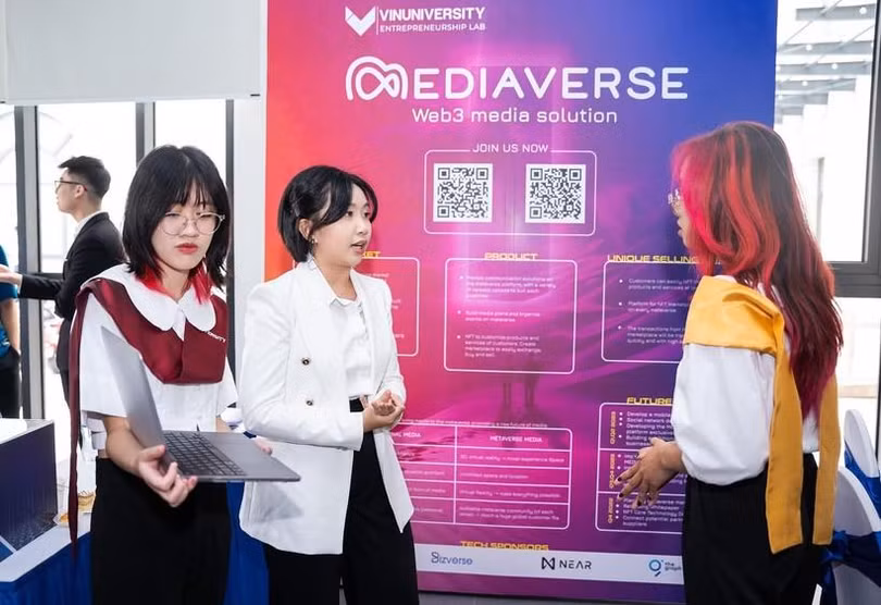 Dự án Mediaverse do hai sinh viên VinUni Nguyễn Minh Tuấn và Tô Kiều Khanh sáng lập, ứng dụng công nghệ blockchain để NFT hóa các sản phẩm và dịch vụ, giúp doanh nghiệp tiếp cận khách hàng toàn cầu. Mediaverse đã đạt giải Á Quân Finnovation 2022 - Cuộc thi cấp quốc gia về khởi nghiệp, đổi mới sáng tạo trong lĩnh vực Fintech dành cho sinh viên Việt Nam. Dự án Mediaverse do hai sinh viên VinUni Nguyễn Minh Tuấn và Tô Kiều Khanh sáng lập, ứng dụng công nghệ blockchain để NFT hóa các sản phẩm và dịch vụ, giúp doanh nghiệp tiếp cận khách hàng toàn cầu. Mediaverse đã đạt giải Á Quân Finnovation 2022 - Cuộc thi cấp quốc gia về khởi nghiệp, đổi mới sáng tạo trong lĩnh vực Fintech dành cho sinh viên Việt Nam.
