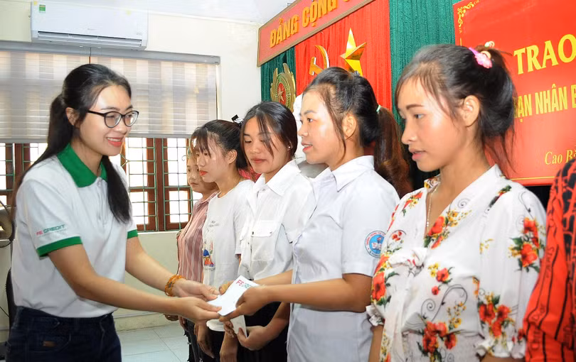 Đại điện FE CREDIT động viên, chia sẻ với gia đình, nạn nhân bị mua bán người, tại Cao Bằng Đại điện FE CREDIT động viên, chia sẻ với gia đình, nạn nhân bị mua bán người, tại Cao Bằng