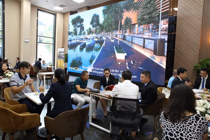 Giới đầu tư và người dân Hà Nội tới tìm hiểu thông tin về dự án Aqua City