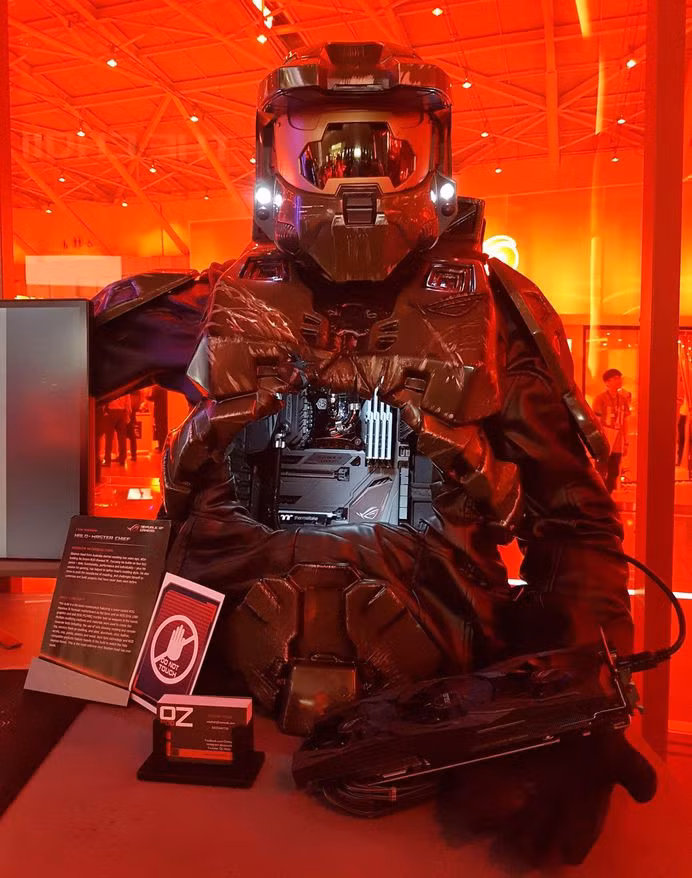 Máy tính hình Master Chief của Stephen Hoad dành được nhiều sự quan tâm. Master Chief với bộ giáp Spartan bảo vệ thiết bị bên trong, ở đây tác giả sử dụng linh kiện của Asus ROG.
