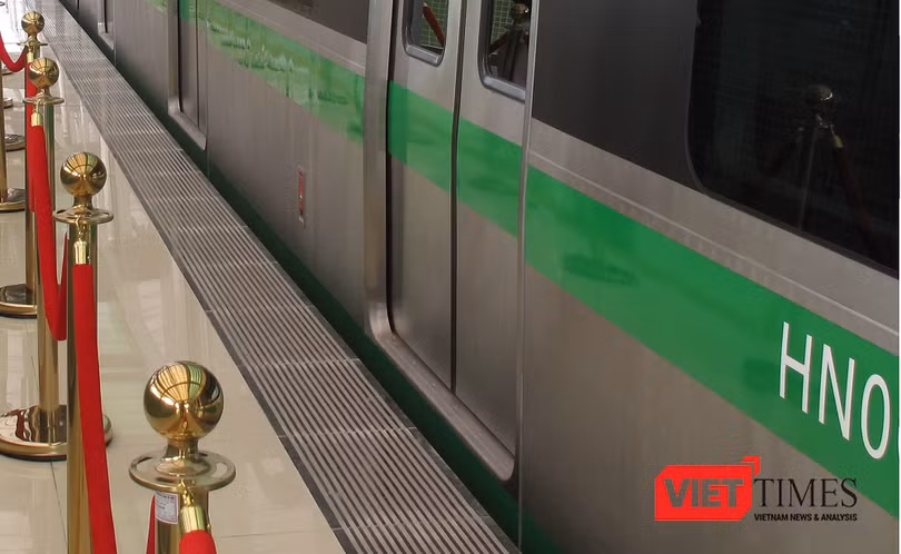 Nhiều người dân tỏ ra lo ngại khi khoảng cách giữa tàu và ke ga khá rộng