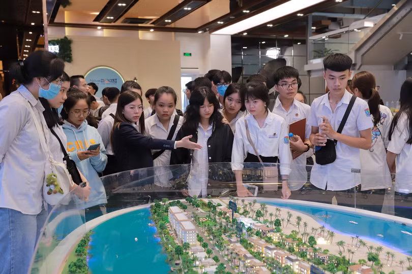 Các em học sinh được trực tiếp trải nghiệm môi trường làm việc thực tế tại Novaland Gallery. Các em học sinh được trực tiếp trải nghiệm môi trường làm việc thực tế tại Novaland Gallery.