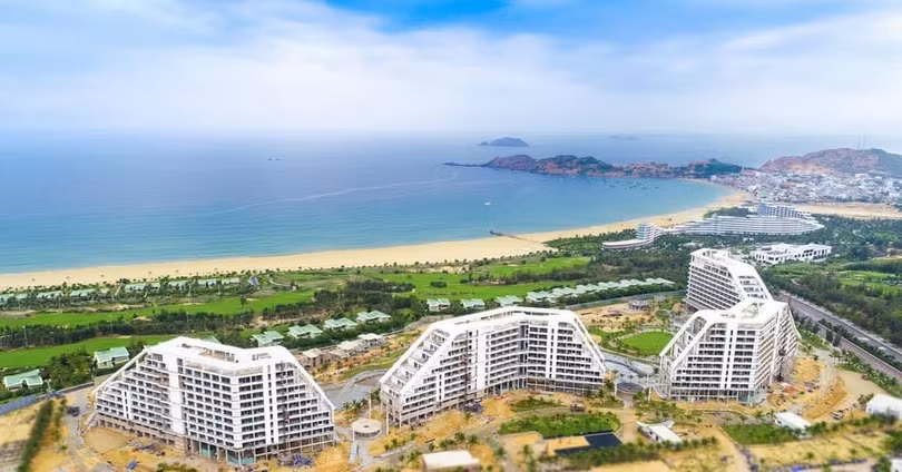 FLC Grand Hotel Quy Nhơn - đại công trình mới nhất trong quần thể FLC Quy Nhơn, sở hữu 1.500 phòng, có thể phục vụ đồng thời 3.500 khách - dự kiến được khánh thành trước cuối năm nay.