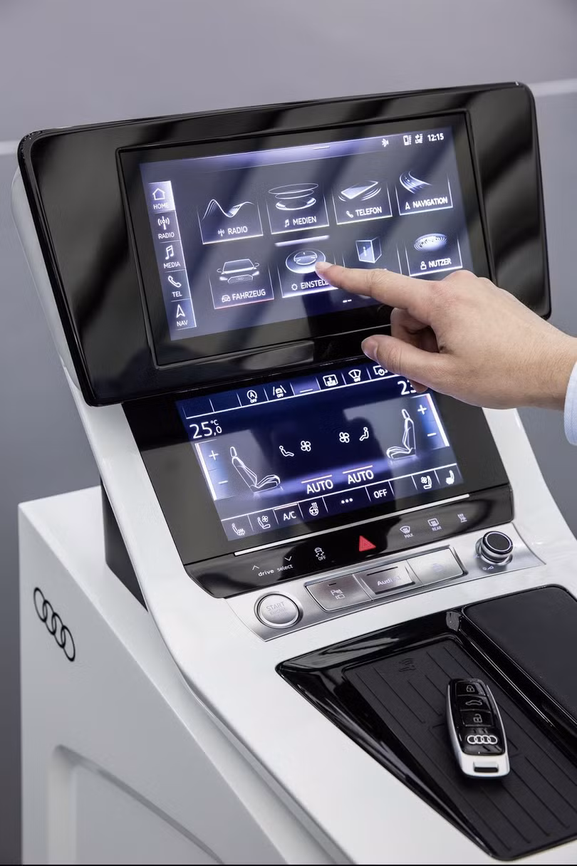 Bản mẫu thiết kế màn hình cảm ứng áp dụng cho toàn bộ hệ thống điều khiển trung tâm được Audi giời thiệu với người dùng (Ảnh:Audi) Bản mẫu thiết kế màn hình cảm ứng áp dụng cho toàn bộ hệ thống điều khiển trung tâm được Audi giời thiệu với người dùng (Ảnh:Audi)