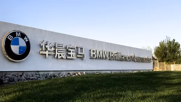Để được đầu tư tại thị trường Trung Quốc, hãng xe Đức BMW hiện đang phải liên doanh với một đối tác địa phương là Brilliance Auto Group (Tập đoàn Hoa Thần có trụ sở tại Liêu Ninh).