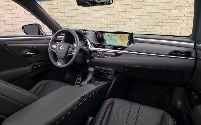 Nội thất trên Lexus ES 2019 hướng sự tập trung cho người lái. Nội thất trên Lexus ES 2019 hướng sự tập trung cho người lái.