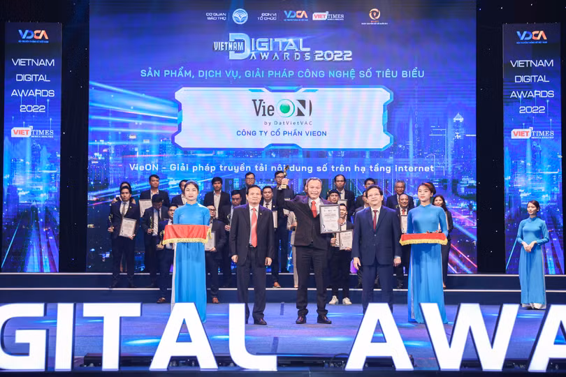Đại diện VieON nhận giải thưởng Chuyển Đổi Số Việt Nam 2022