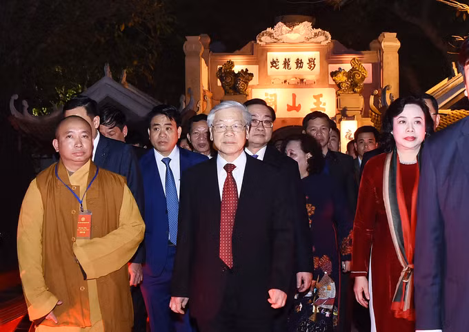 Trong thời khắc thiêng liêng chuyển giao giữa năm cũ và năm mới, Tổng bí thư Nguyễn Phú Trọng đã đến thắp hương tại Đền Ngọc Sơn; hòa chung niềm phấn khởi đón chào Xuân mới cùng đông đảo người dân Thủ đô.